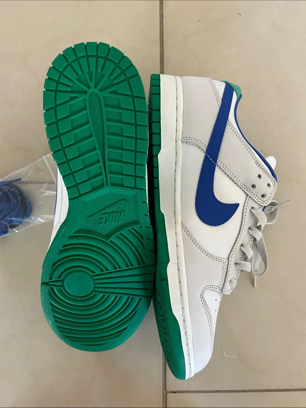 Nike Men’s White Blue Green Low-Top Sneakers